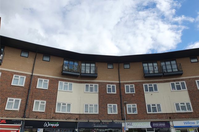 Thumbnail Flat to rent in Meadfield Road, Langley, Berkshire