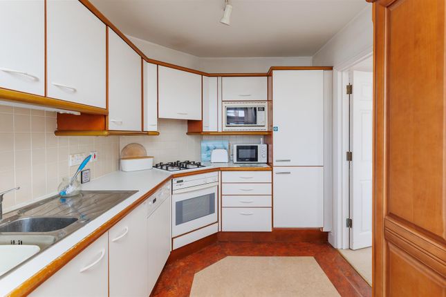 Flat 19, Griffin House, Admiral Gardens, Cowes photo 3