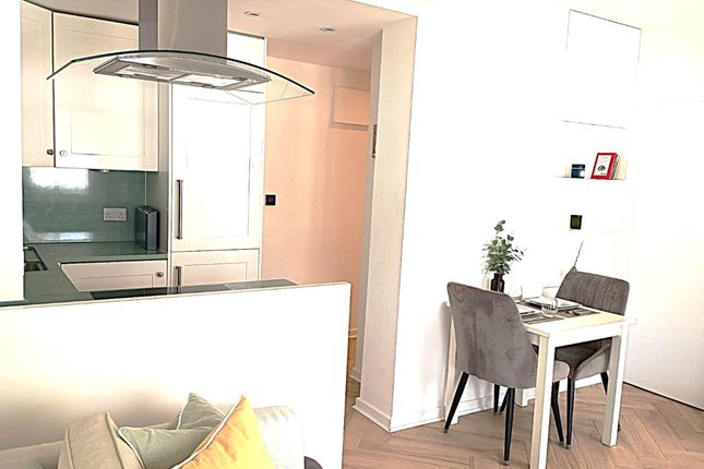 Flat 61 Radford House, Pembridge Gardens, London photo 4