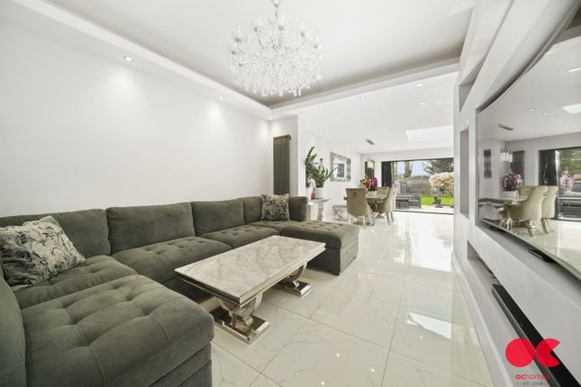 214, Balgores Lane, Gidea Park photo 3
