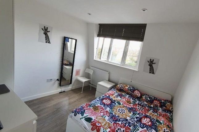 Room 4, 14a Park Parade, Gunnersbury Avenue, London photo 2