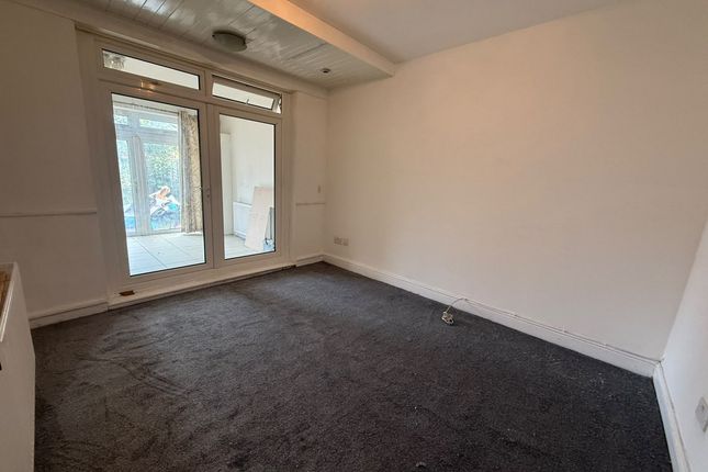 25, Acacia Avenue, Hayes photo 3