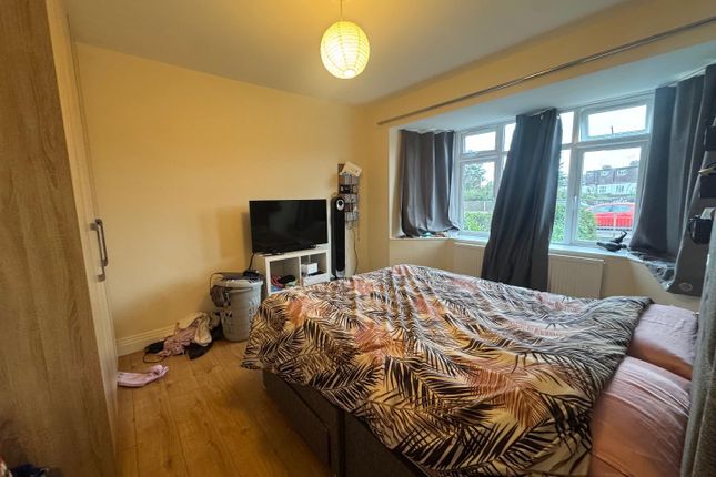 Flat 2, 392, Western Avenue, Acton photo 2