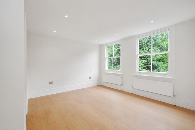 Flat to rent in Downside Crescent, London