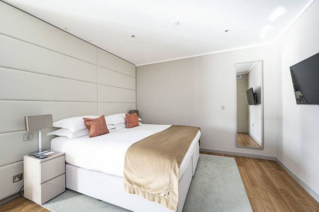 Flat to rent in Lower Thames Street, City, London