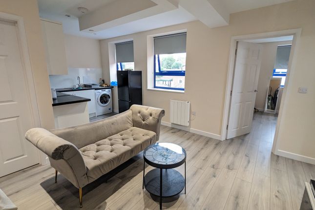 Flat 8, Azure Lodge, 27 Station Road, Kettering photo 2
