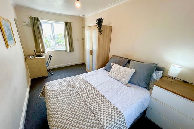 This Inviting Double Bedroom Features A Cozy Layou...