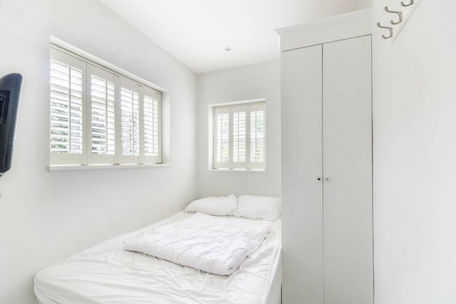 Thumbnail Flat to rent in Clapham Common South Side, Clapham Common South Side, London