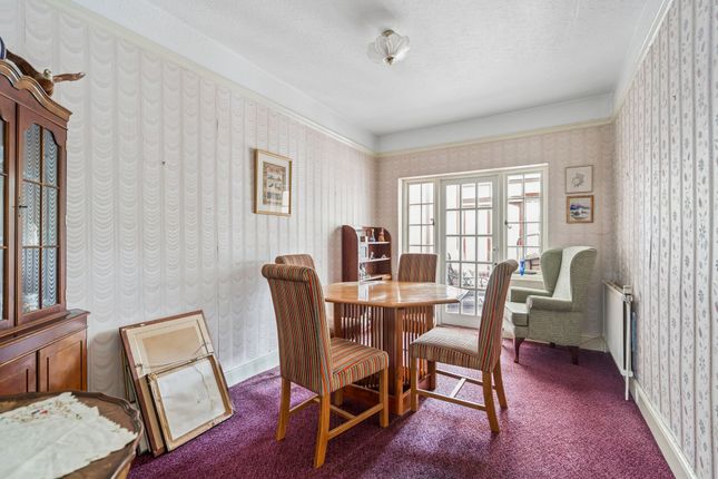 75 Oxhey Avenue, Watford photo 3