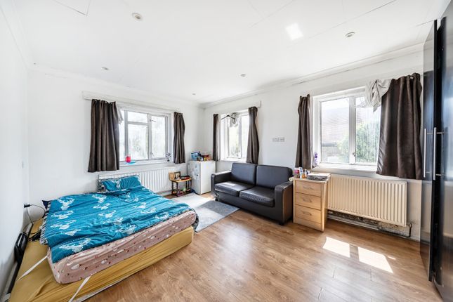 220B Sandringham Court,, Alexandra Avenue, Middlesex photo 4
