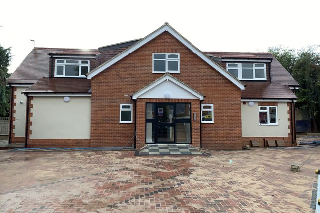 Modren  Three Bedroom Ground Floor Flat In Surbiton