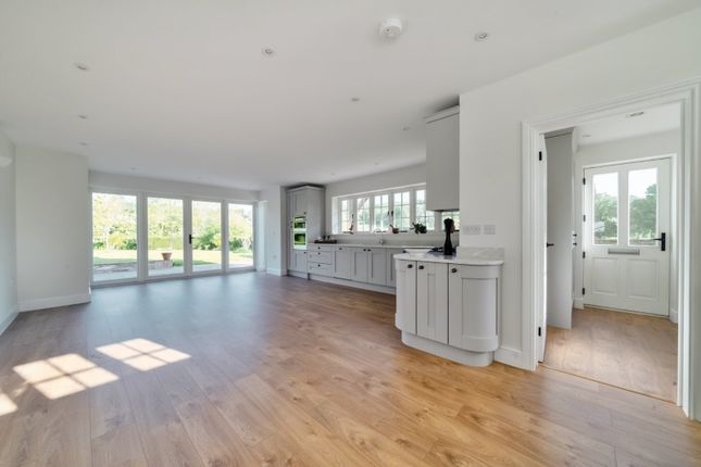Oak Tree Cottage,, The Street, Farnham photo 2