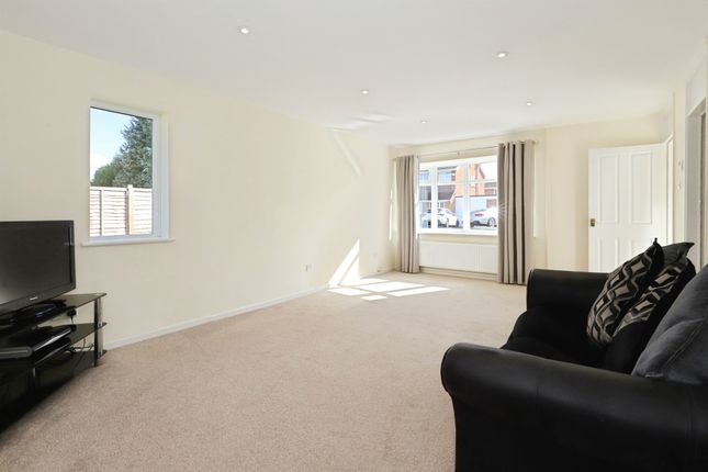 11, Oak Apple Close, Stourport-On-Severn photo 2