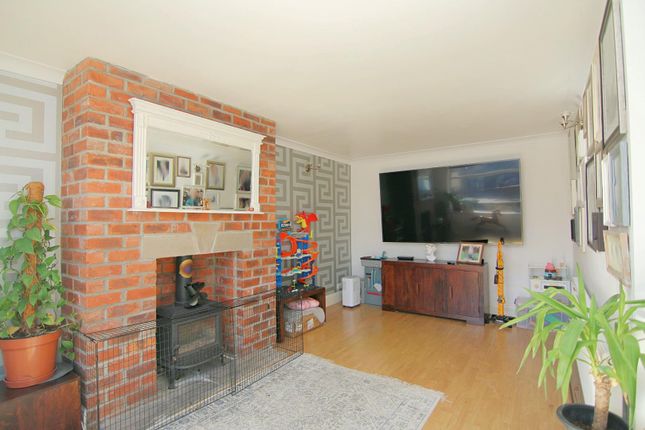8, Ederoyd Crescent, Pudsey photo 3