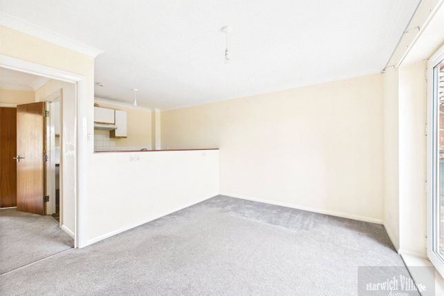 Flat 4, Bay View Court,, Stour Road, Essex photo 4