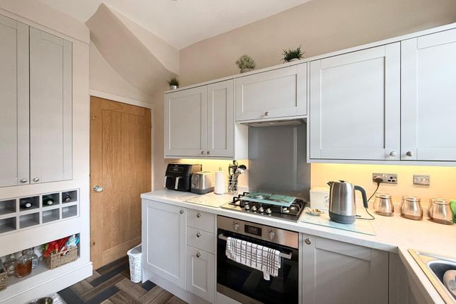 9, Swallow Avenue, West Yorkshire photo 3