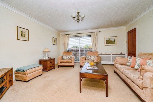 56, Walnut Grove, Hemel Hempstead photo 2