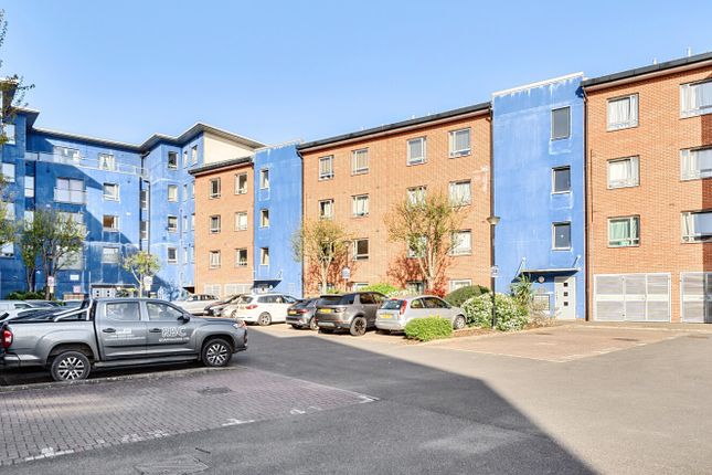 Flat 8, Harkness Court,, Cleeve Way, Sutton photo 4