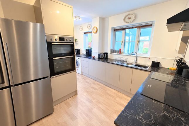 2, Darwin Close, Lee-On-The-Solent photo 3