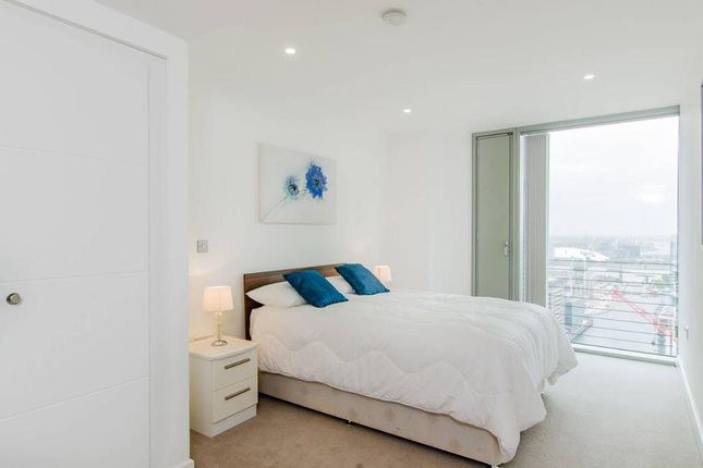 Flat for sale in Landmark Buildngs, East Tower, Isle Of Dogs, South Quay, Canary Wharf, London
