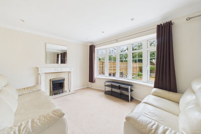 8, Birchmead, Wokingham photo 3