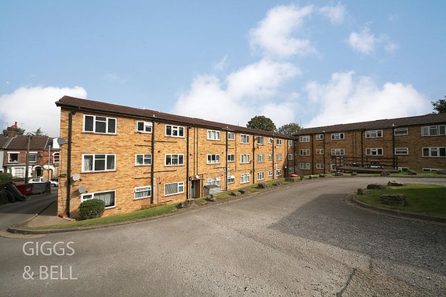 Thumbnail Flat for sale in Stockwood Crescent, Luton, Bedfordshire