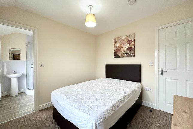 Thumbnail Shared accommodation to rent in Birch Avenue, Skellow, Doncaster