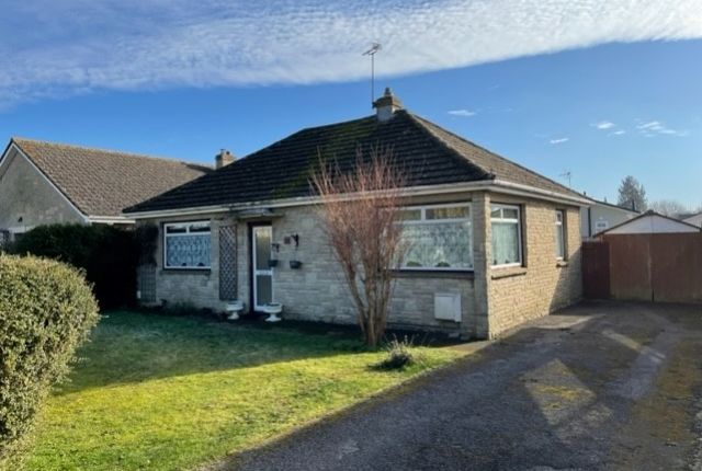 Thumbnail Bungalow to rent in Sellwood Drive, Carterton, Oxfordshire