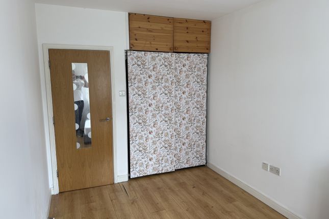 Flat 4s, Simon Court, London photo 2