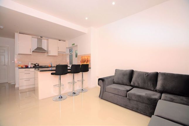(LettsPay) Room 5, 98, High Street, Slough photo 2