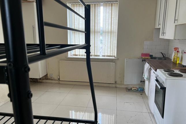 Thumbnail Flat to rent in Biscot Road, Luton