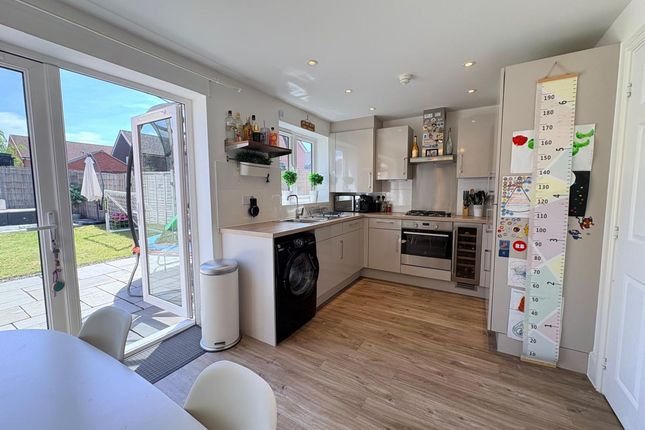 29 Harmony Road, Horley photo 2