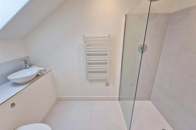 Bedroom 1 Ensuite.Jpg
