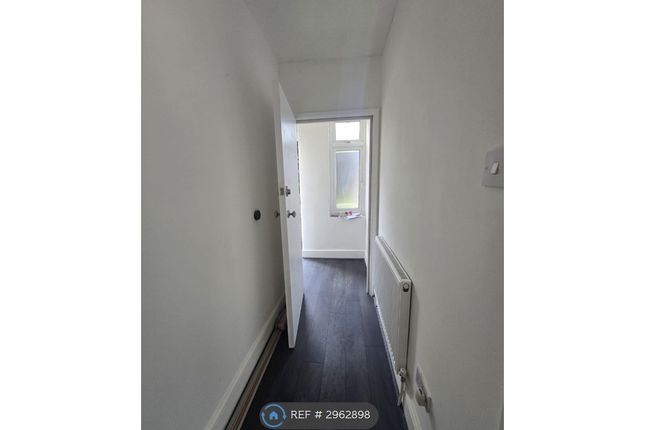 Hall Lane, London photo 2
