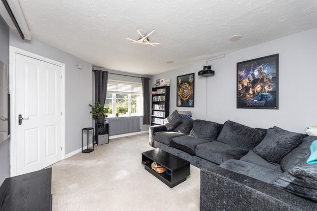 16, Meadowcroft Crescent, Castleford photo 2