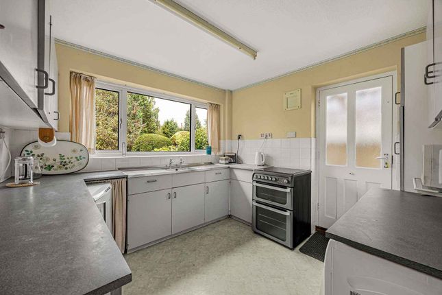 16 Grange Close, Goring on Thames photo 4