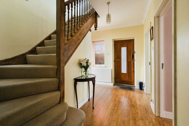 34, Orchard Way, Hurst Green photo 3