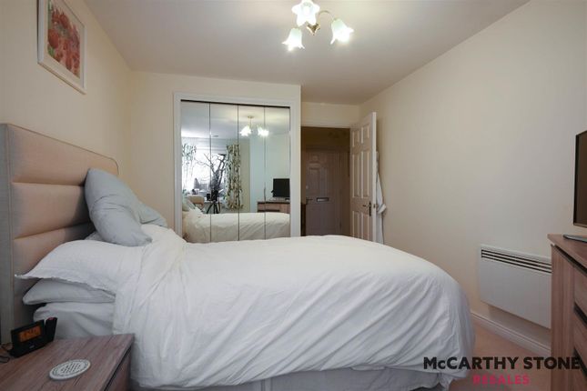 Flat for sale in Benedict Court, Western Avenue, Newbury, Berkshire