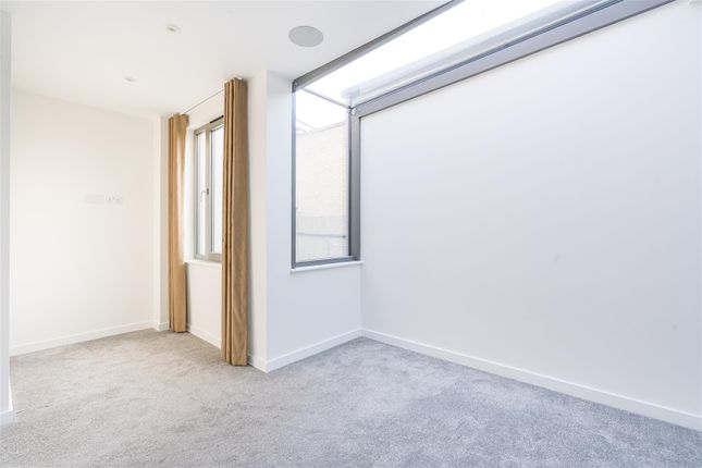 Property to rent in College Yard, London