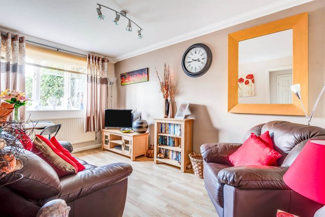 Flat for sale in Dovetrees, Carterton