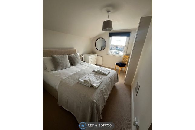 Bedroom 2 - Kingsize Bed