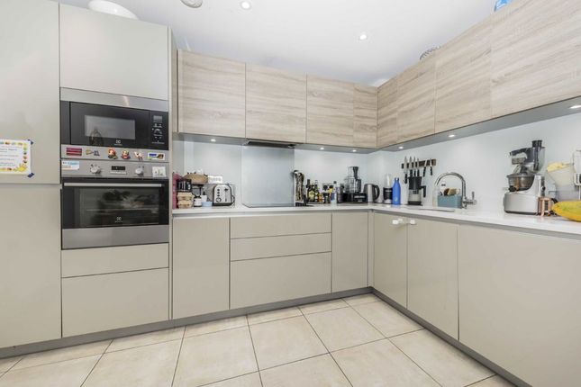 18 Welbeck Court, Stanley Road, London photo 3