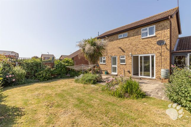 88, Broad Oaks, Wickford photo 2