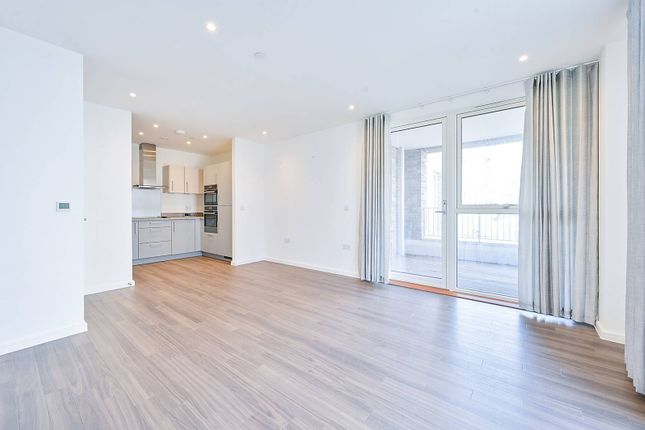 2-bed flat on Avenue Road, Acton, £470,000
