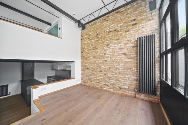 Flat 2, Printers Mews, Elmfield Avenue, London photo 4