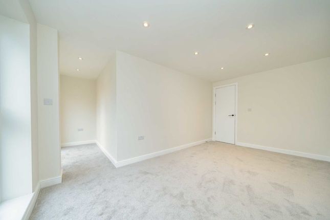 Flat for sale in Hanworth Road, Hounslow