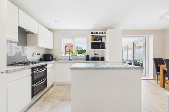 4, HOLME FARM WAY, PONTEFRACT photo 3