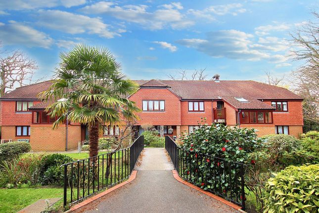 2-bed house on Flat 6, Alderbrook Court, West Wickham, £265,000
