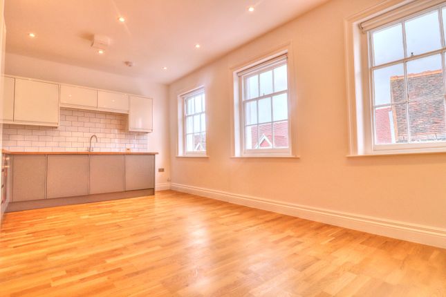 Flat to rent in White Hart Street, High Wycombe, Buckinghamshire