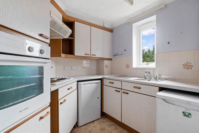 46, Swan Court, Stratford-Upon-Avon photo 3